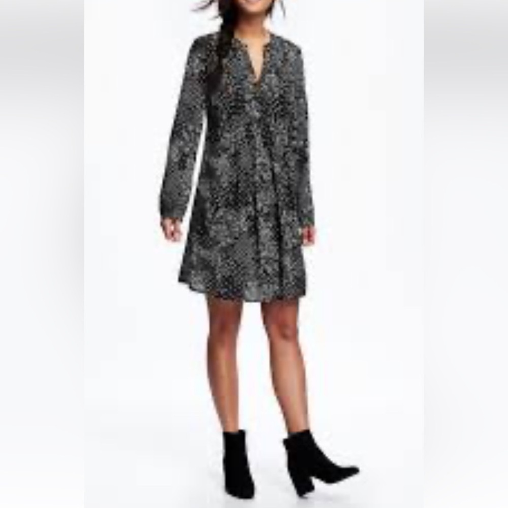 Old Navy pleated swing dress size XS black / white print long sleeves NWT